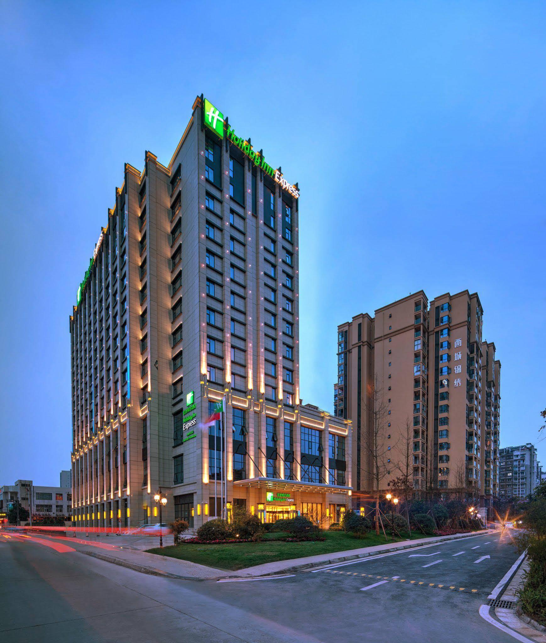 Holiday Inn Express Chengdu Huanhuaxi By Ihg-Near Jinsha Site Musem,Near Wuhou Temple Museum,Welcome Drinks,Free Gym,Free Self-Service Laundry Exterior photo
